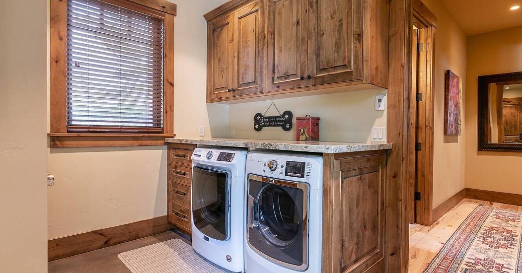 2105 Eagle Feather Truckee CA 96161 USA-039-044-Laundry-MLS_Size.jpg