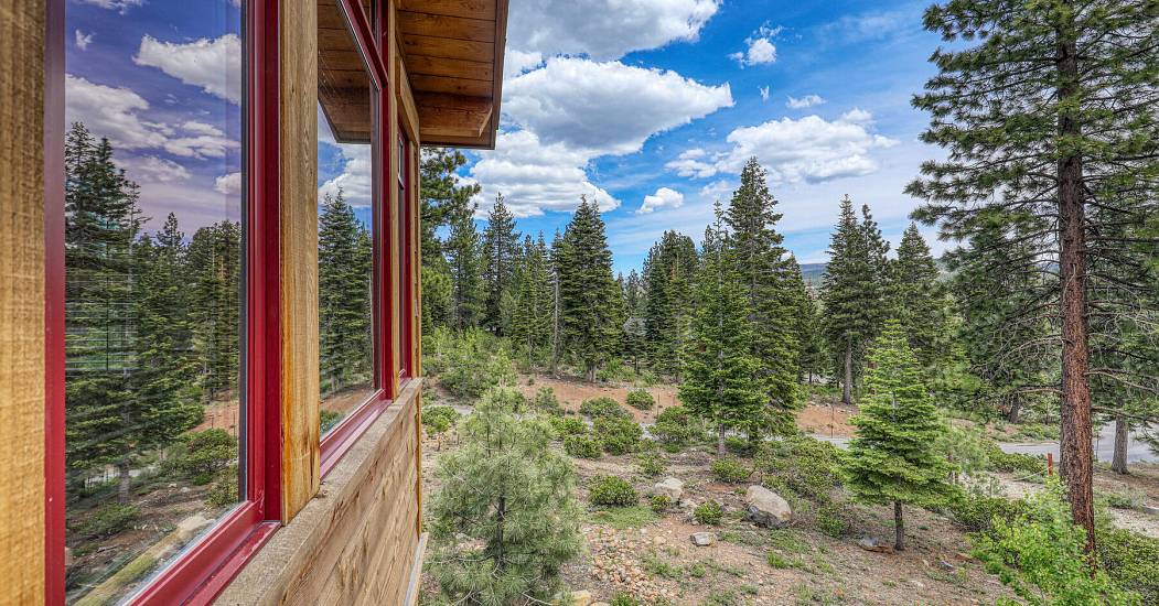 2105 Eagle Feather Truckee CA 96161 USA-009-003-Exterior-MLS_Size.jpg