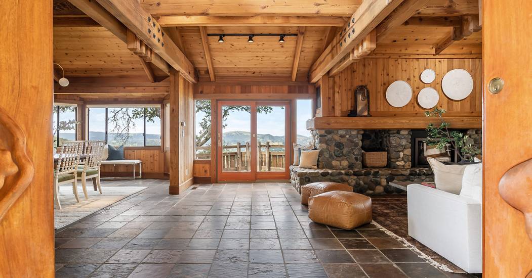 1100BayhillsDrive02_MLS.jpg