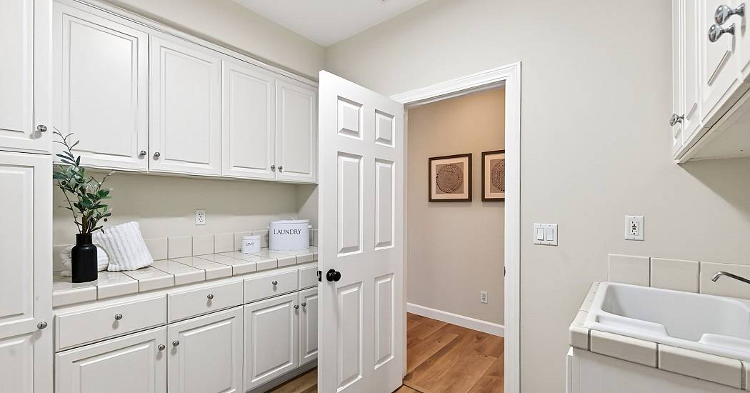 27-Laundry Room.jpg