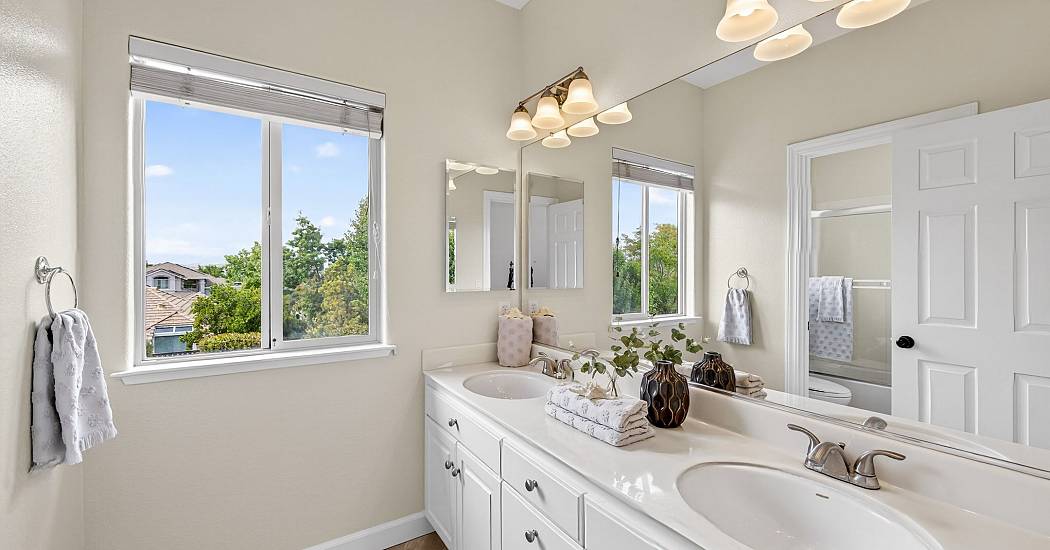 36-Full Bath.jpg