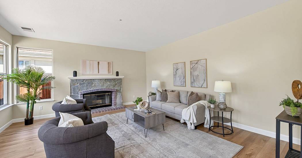 21-Family Room.jpg