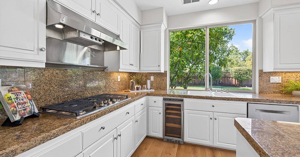 16-Kitchen.jpg