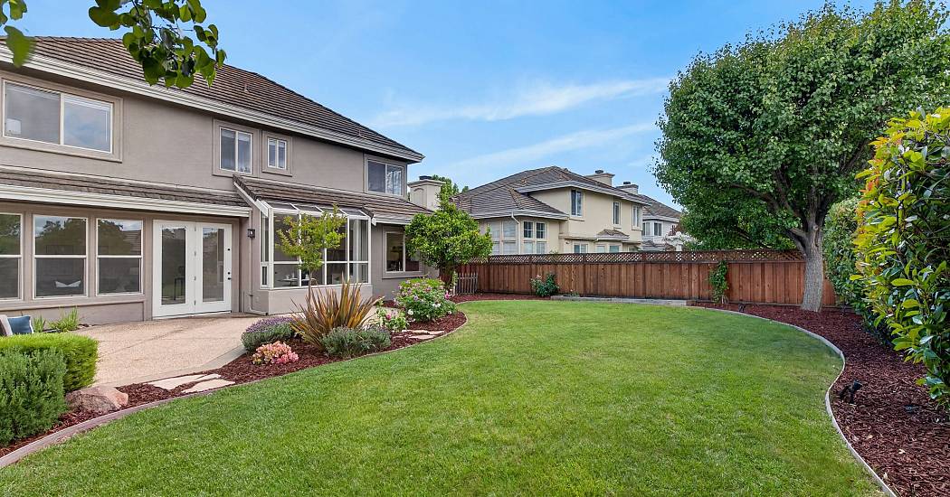40-Backyard.jpg