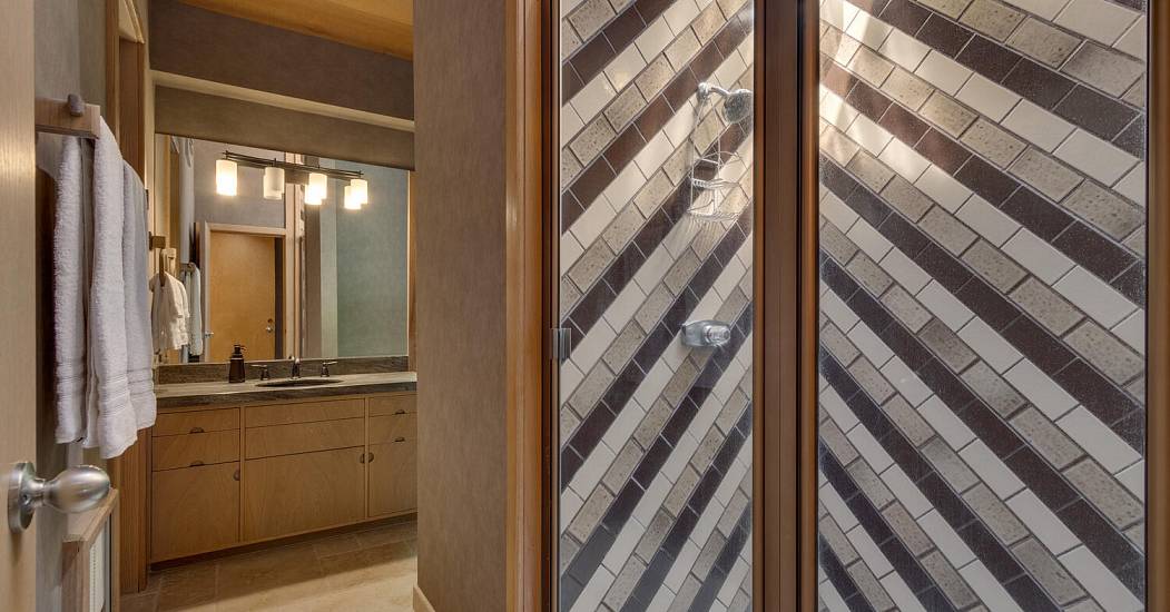 044-117-Primary Bathroom-1500x1000.jpg