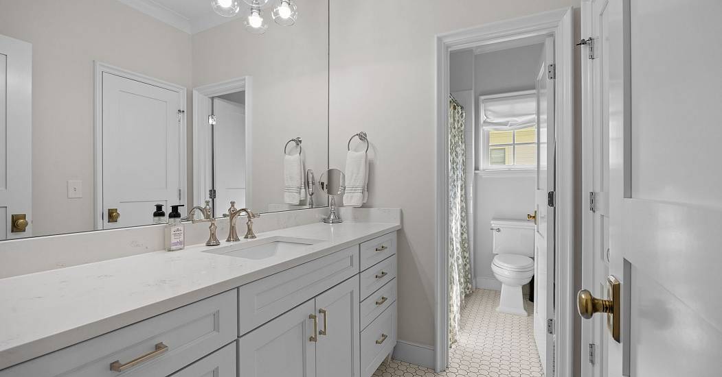 2nd Bathroom.jpg