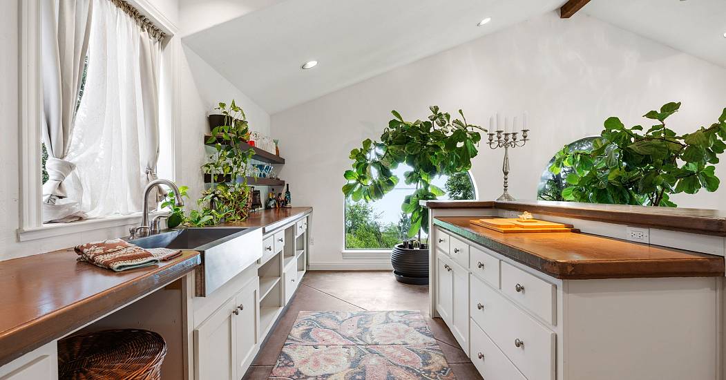 38-web-or-mls-8-meadowlake-dr.jpg
