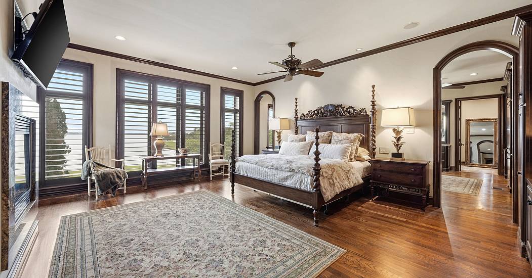 17-web-or-mls-8-meadowlake-dr.jpg