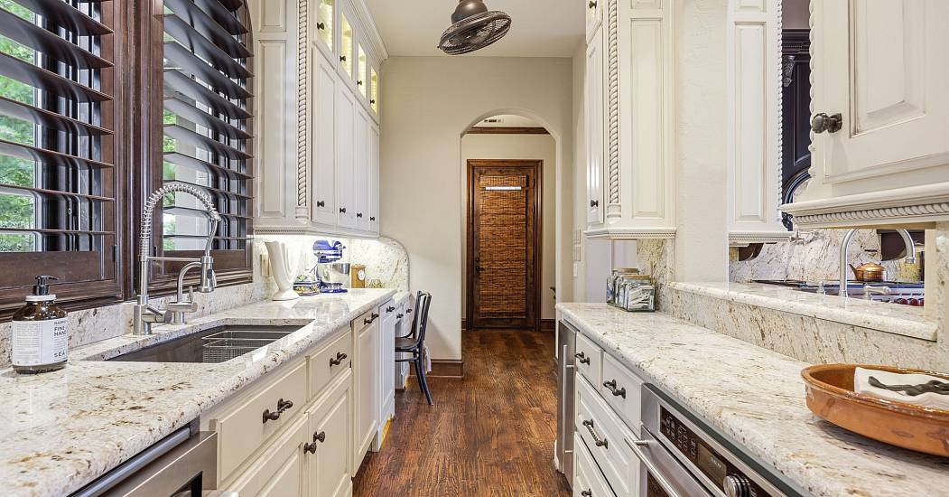 13-web-or-mls-8-meadowlake-dr.jpg