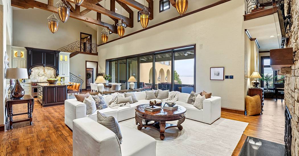 7-web-or-mls-8-meadowlake-dr.jpg
