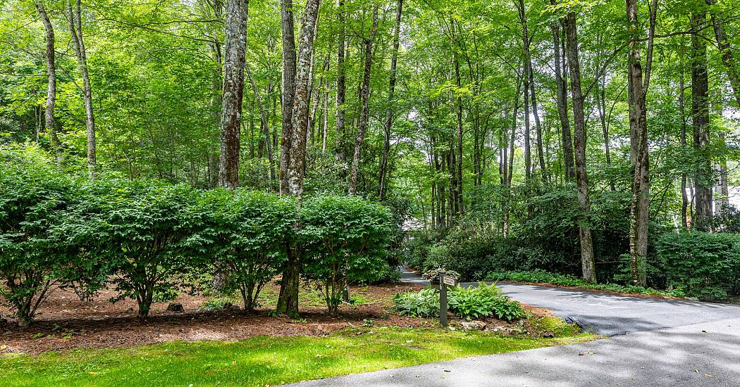 16 Hemlock Way - Photos (2).jpg