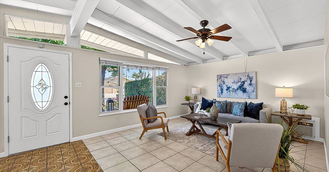 04-Entry and Living Room.jpg