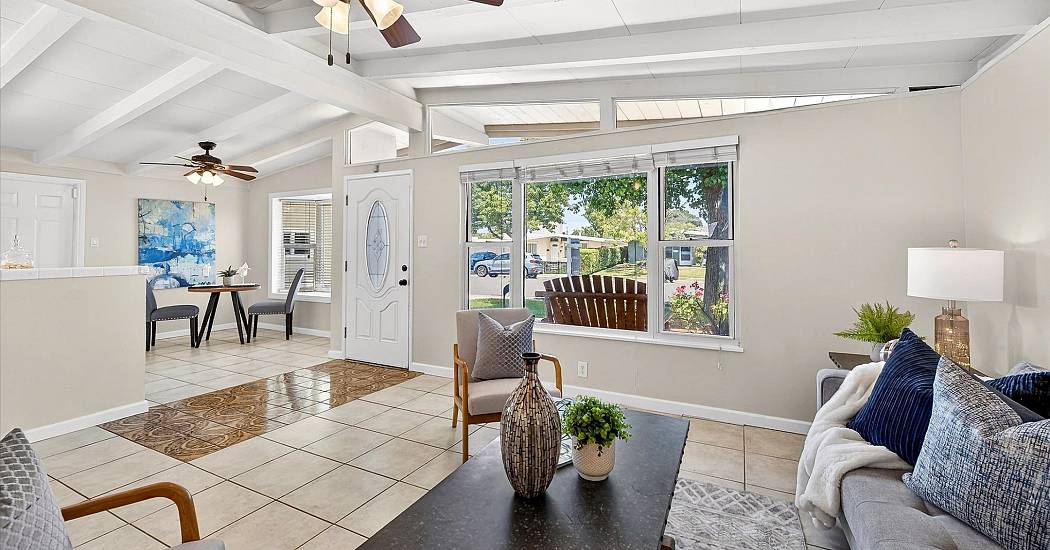 07-Living Entry Dining.jpg