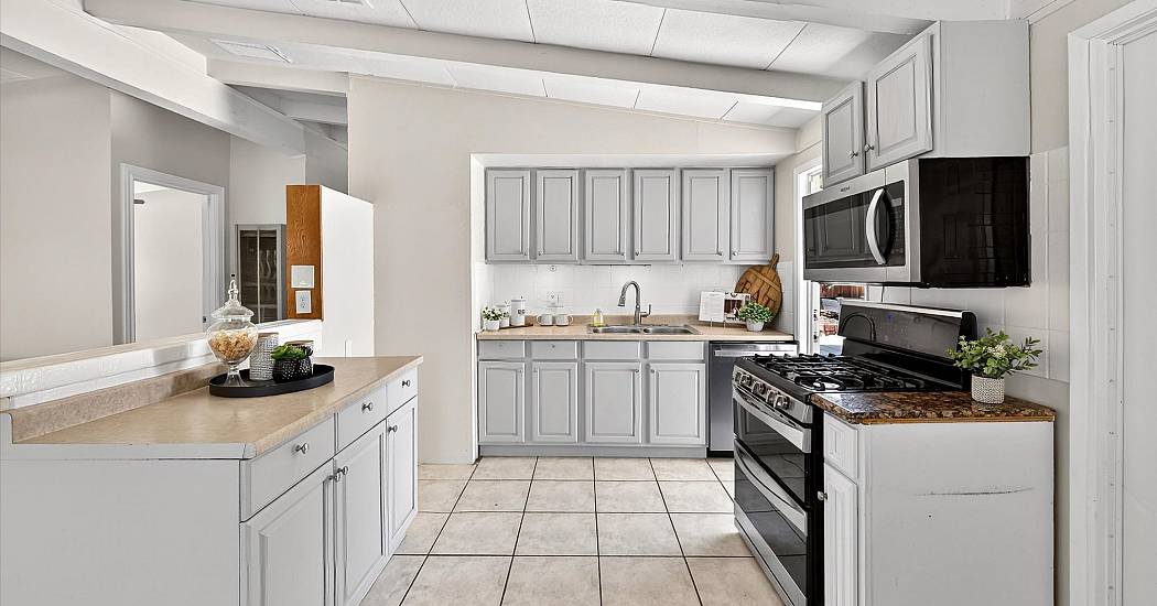 13-Kitchen.jpg