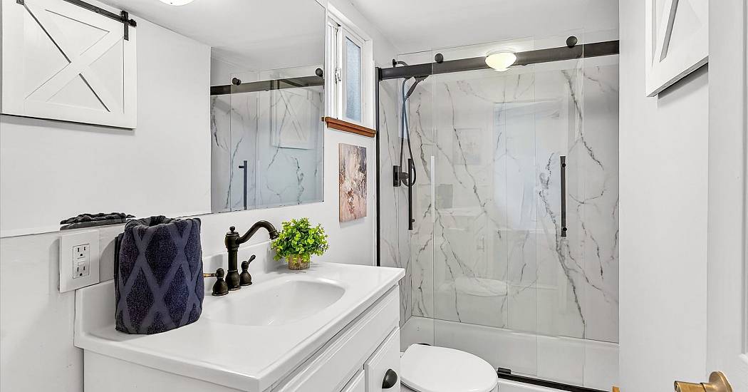 24-Ensuite.jpg