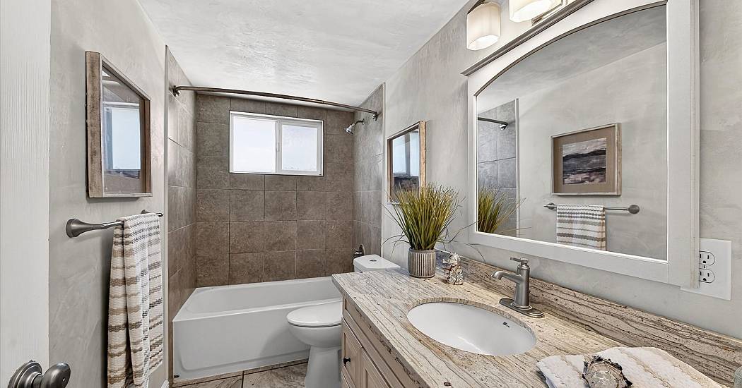 25-Full Bath.jpg