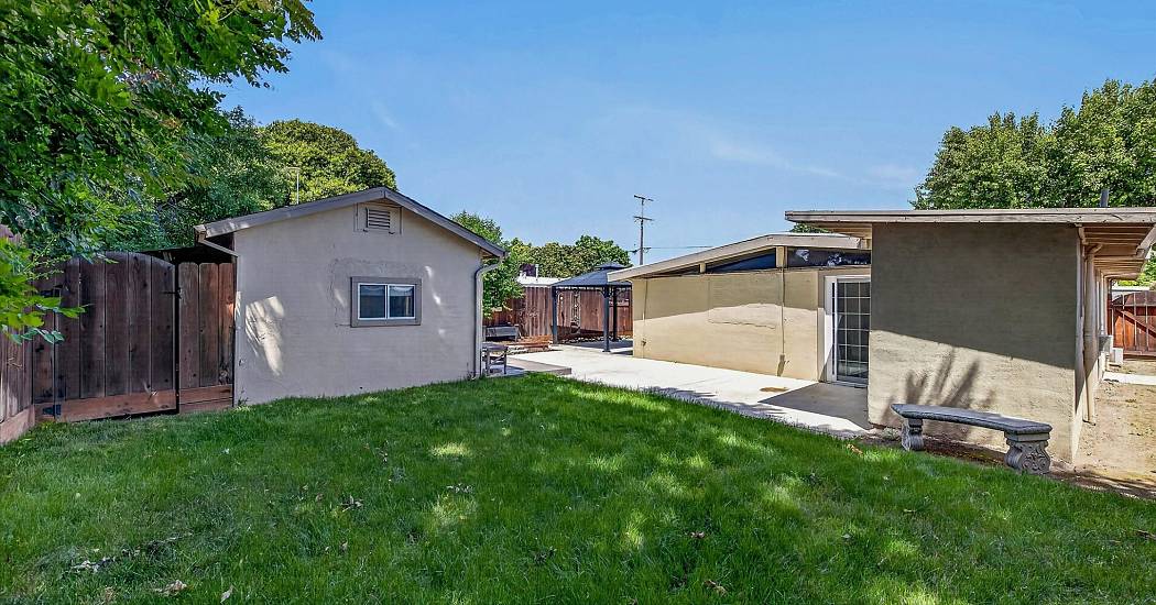 35-Backyard and ADU.jpg