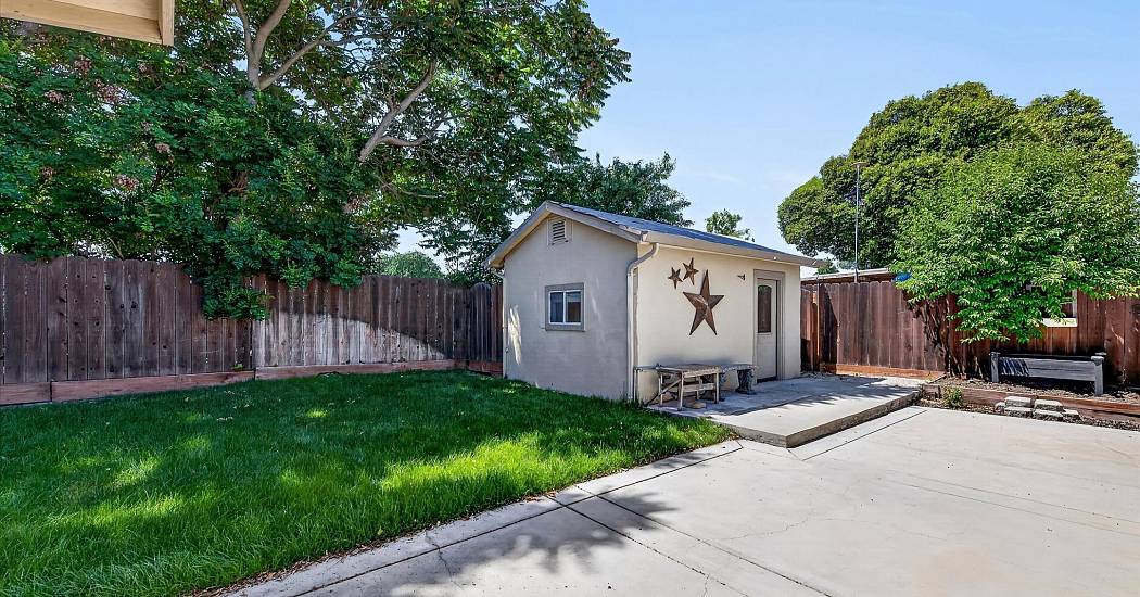34-Backyard and ADU.jpg