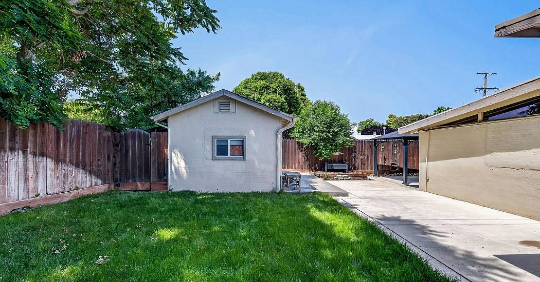36-Backyard and ADU.jpg