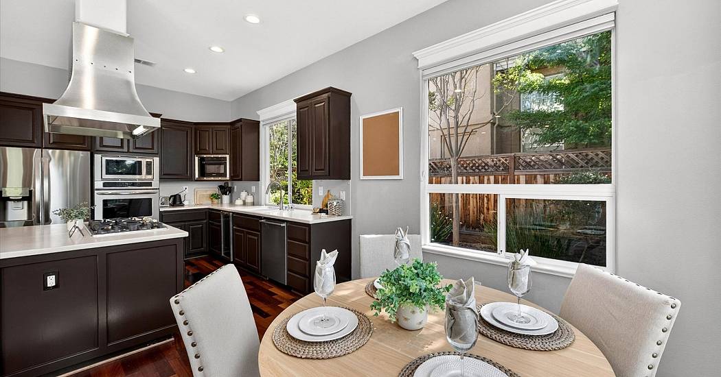 29-Informal Dining to Kitchen.jpg