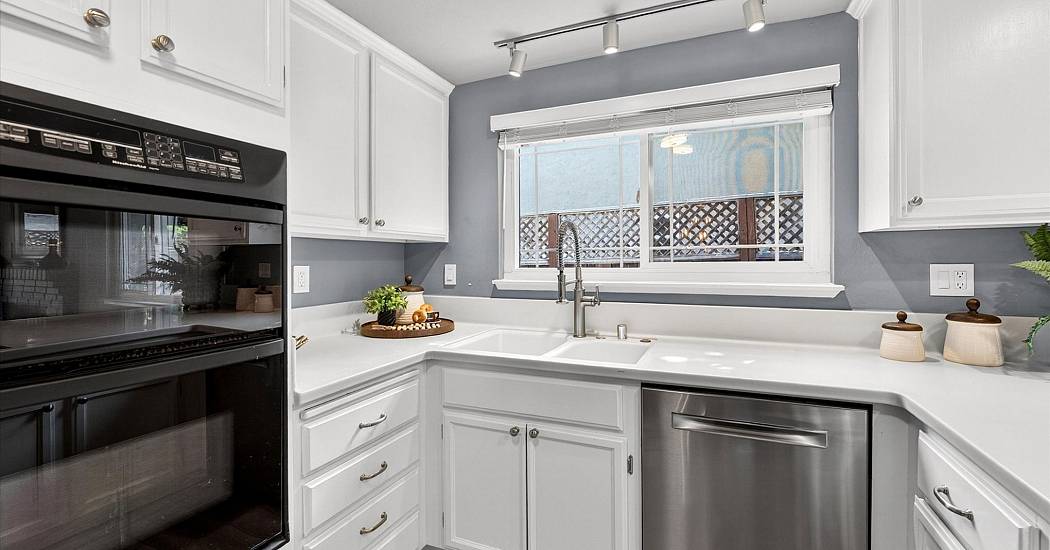 17-Kitchen.jpg