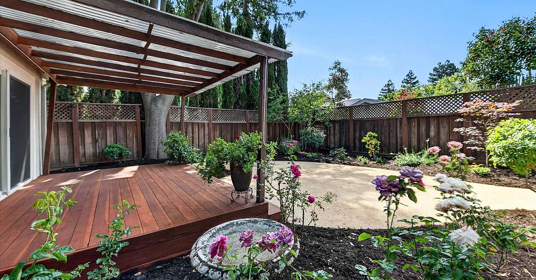 41-Deck and Backyard.jpg