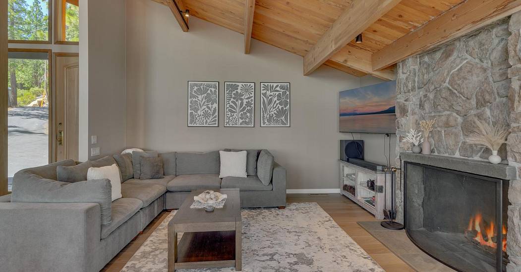 007-004-Living Room-1500x1000.jpg