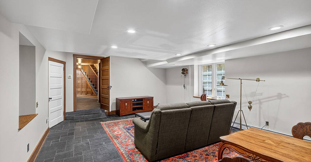 2026_3452_crestwood_dr_cm_mls-57.jpg