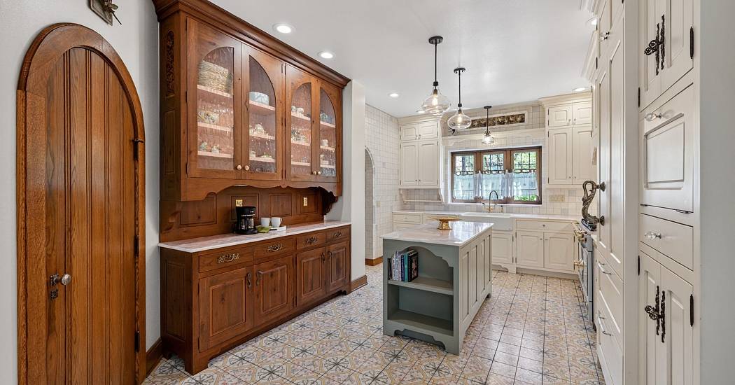 2026_3452_crestwood_dr_cm_mls-24.jpg