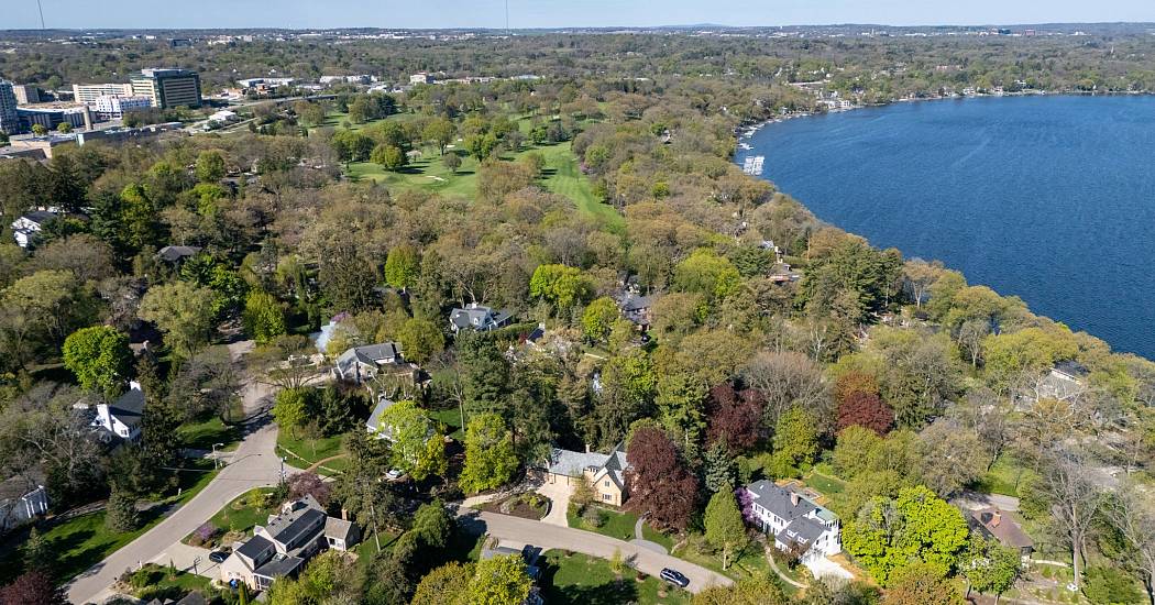 2026_3452_crestwood_dr_cm_mls-3.jpg