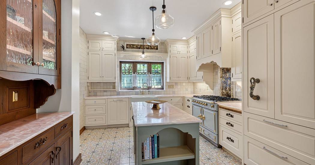 2026_3452_crestwood_dr_cm_mls-22.jpg