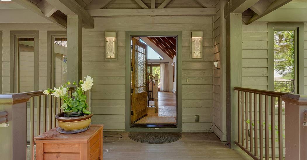 008-009-Front Exterior Entry-1500x1000.jpg