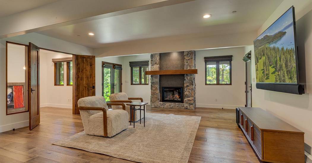 042-063-Family Room-1500x1000.jpg
