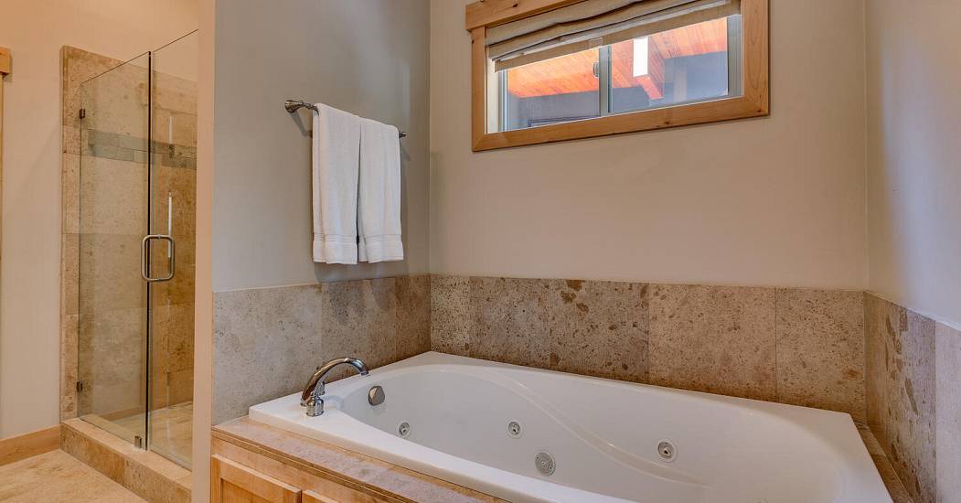 013-025-Primary Bathroom-1500x1000.jpg