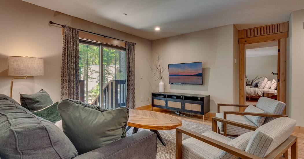 017-019-Family Room-1500x1000.jpg