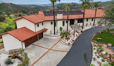 Stunning West-facing estate with panoramic views!