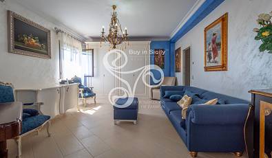 Buy in Sicily Real Estate offers the exclusive sale of a villa with swimming pool, renovated, with private access to the sea