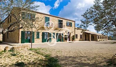 Elegant stone farmhouse surrounded by a green park of 16 hectares, in a dominant and panoramic position
