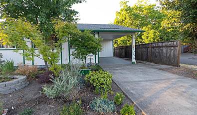 143 SW Wake Robin Av