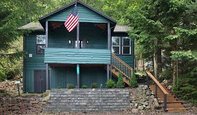 A Four-Season Pocono Retreat in the Heart of Lake Harmony