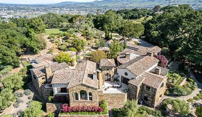 Discover the Grandeur of Villa Terra Rosa: A Luxurious Estate in West Petaluma
