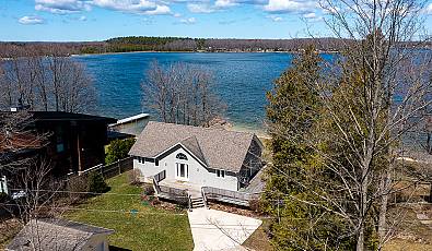 Bright & Airy Waterfront Bungalow on Popular Lake Eugenia