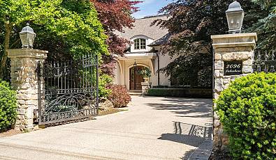 2096 Lakeshore Road East